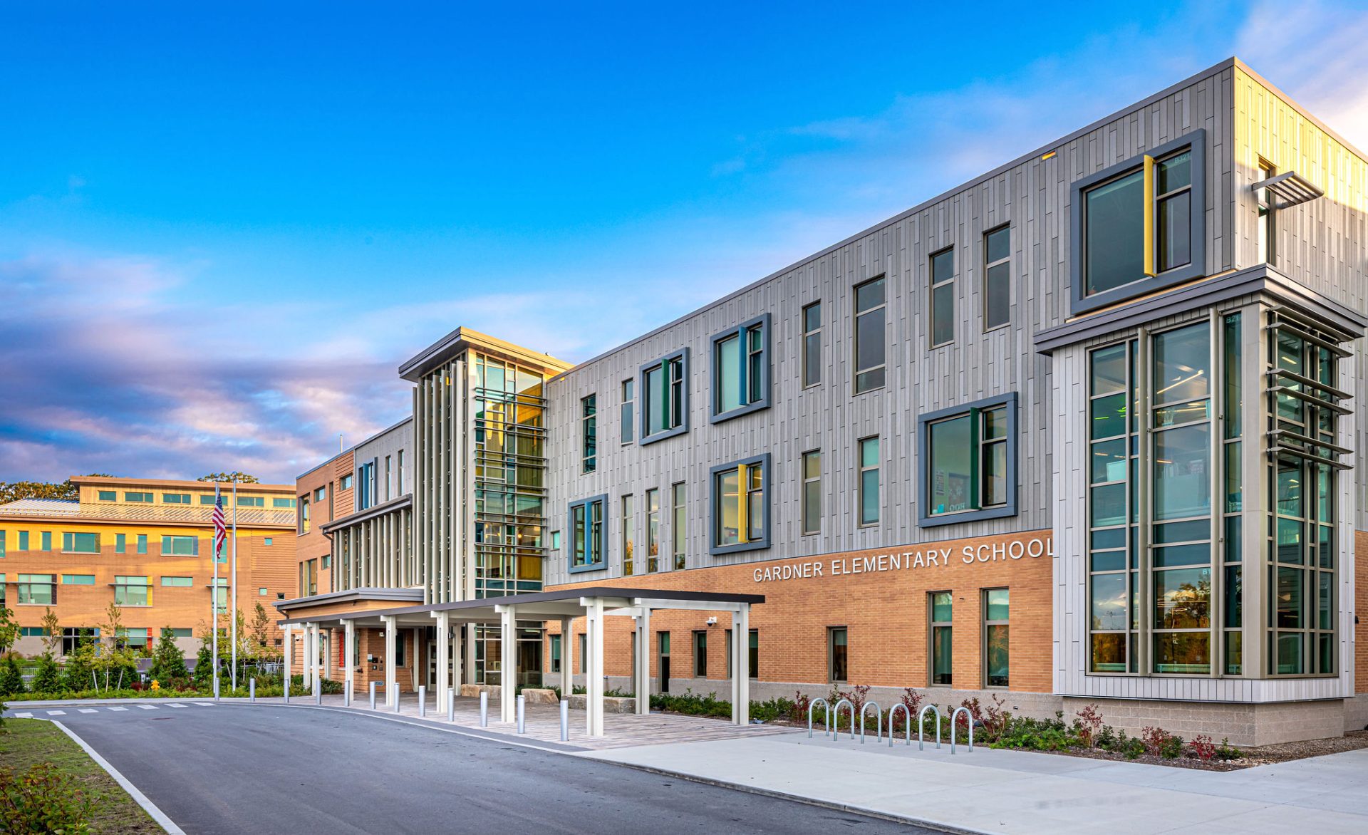 Gardner Elementary School features Kawneer's 1600UT System™1 Curtain Wall, Versoleil® SunShades, 500 Heavy Wall™ Entrances Kawneer