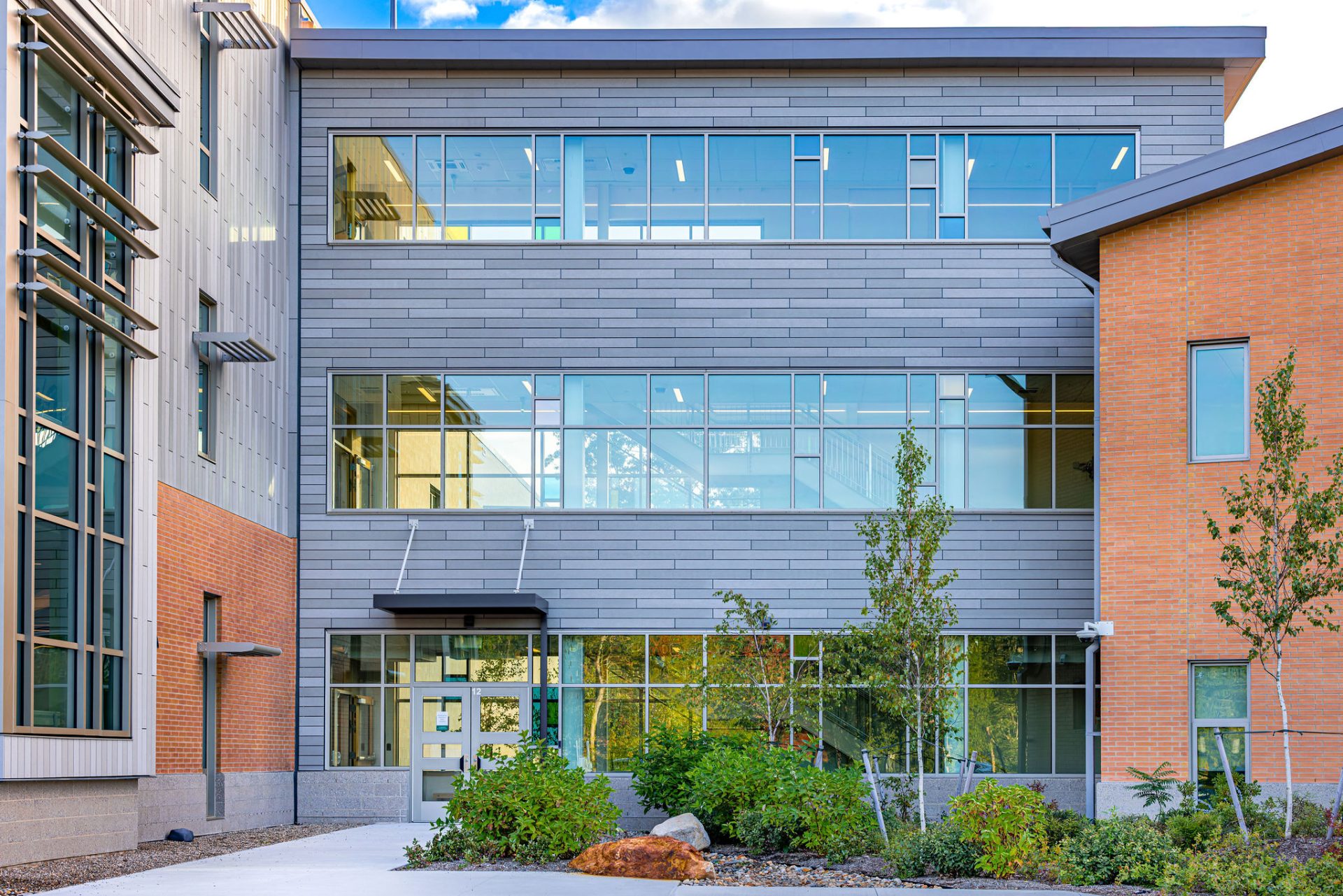 Gardner Elementary School features Kawneer's 1600UT System™1 Curtain Wall, Versoleil® SunShades, 500 Heavy Wall™ Entrances Kawneer